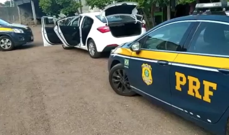 Mulher se joga de carro para escapar de marido que a espancava
