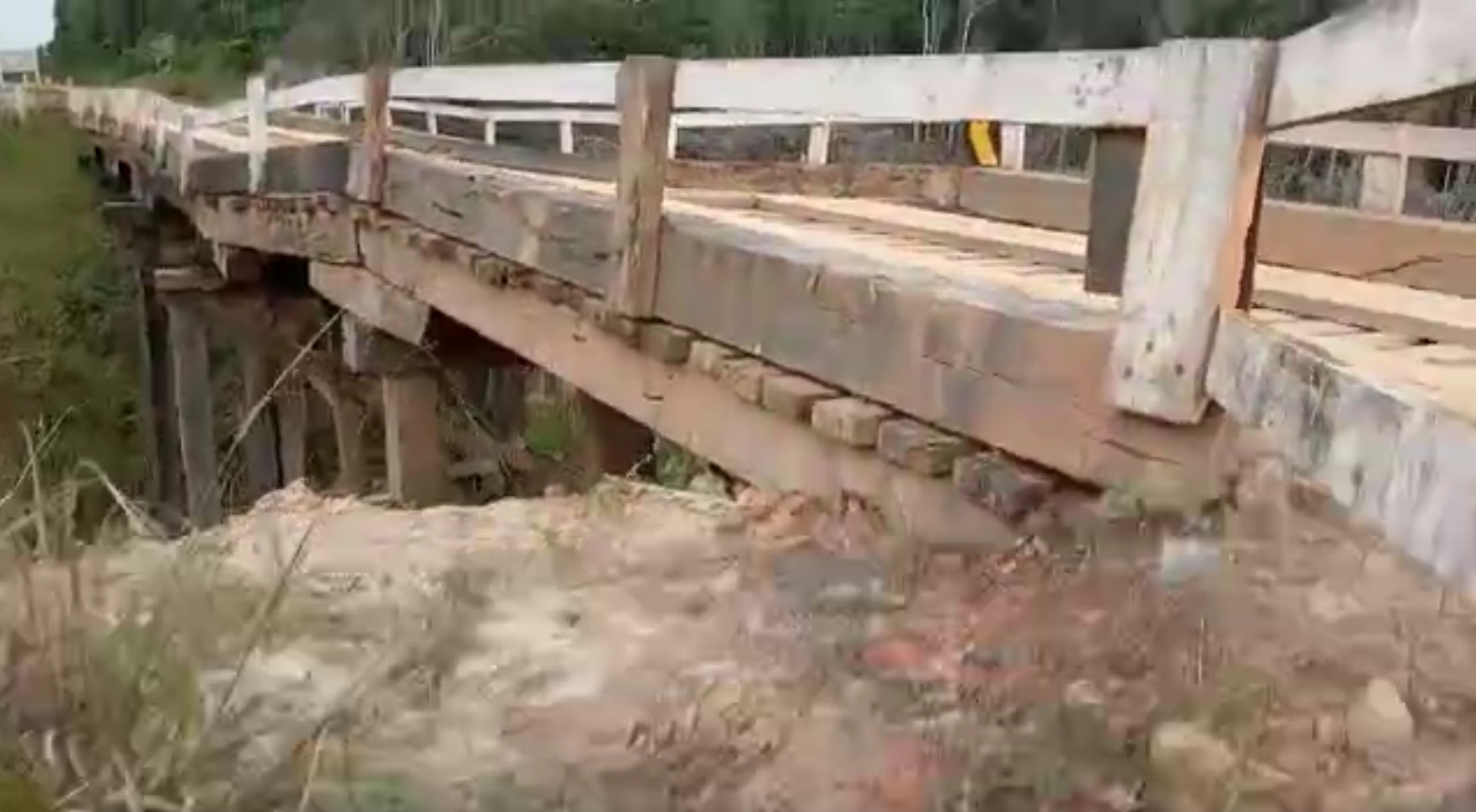 Com risco de desabamento, ponte é interditada na BR-319; vídeo