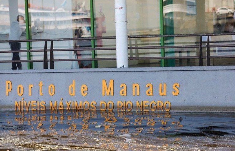 Pesquisadora explica fenômeno de vazante no Rio Negro em época de cheia