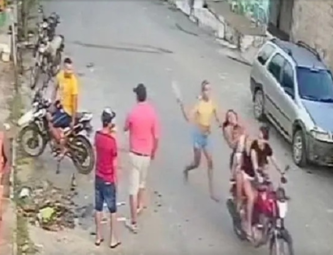 Vídeo: Com filha no colo, mulher é arrancada de motocicleta em movimento e agredida com soco por influencer
