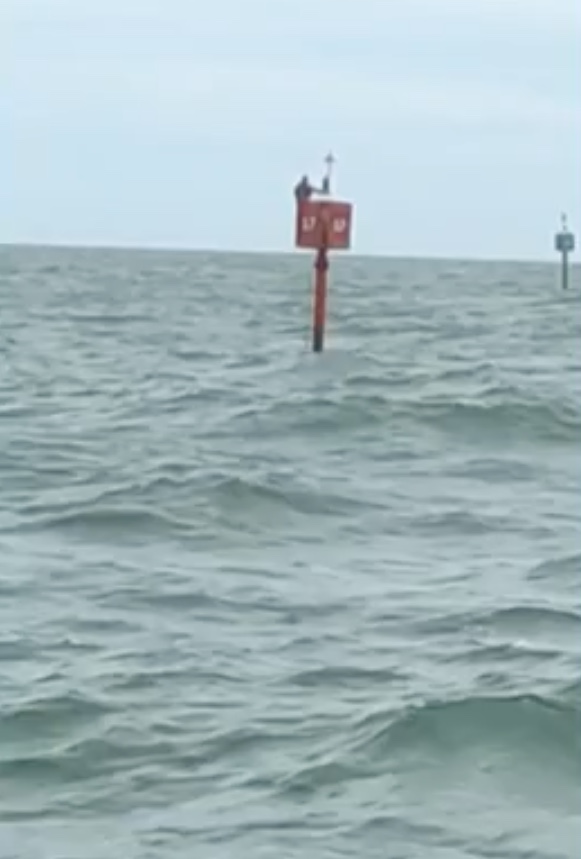 Pescador desaparecido é encontrado à deriva pendurado em boia em mar