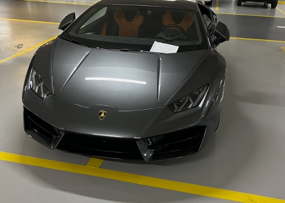 Dono de Lamborghini oferece recompensa para encontrar autor de bilhete 