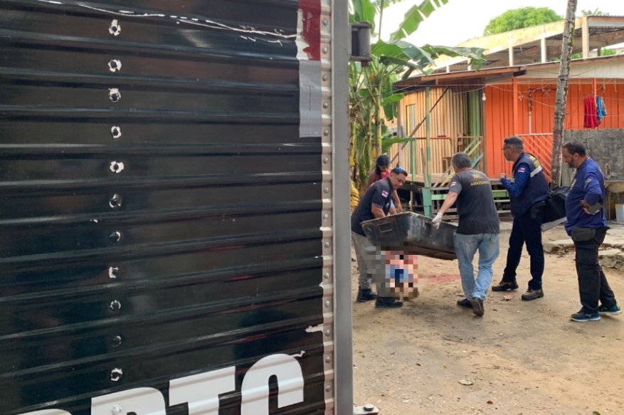 Criminosos executam jovem na frente de beco em Manaus