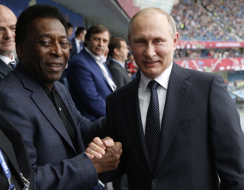 Vladimir Putin homenageia Pelé, 'ilustre filho do povo brasileiro'