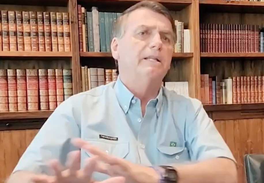 Bolsonaro faz live de despedida, critica ato terrorista e se diz perseguido no governo