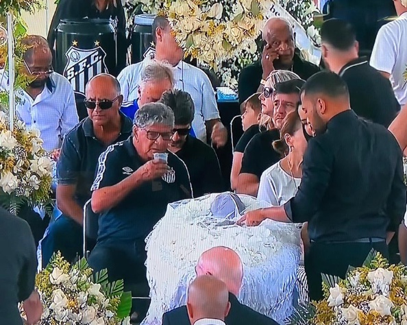 Fãs se despedem de Pelé em velório na Vila Belmiro