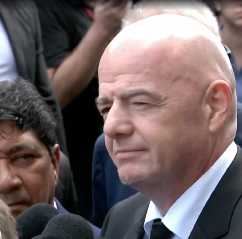 Presidente da Fifa chega ao velório e pede estádios com nome de Pelé