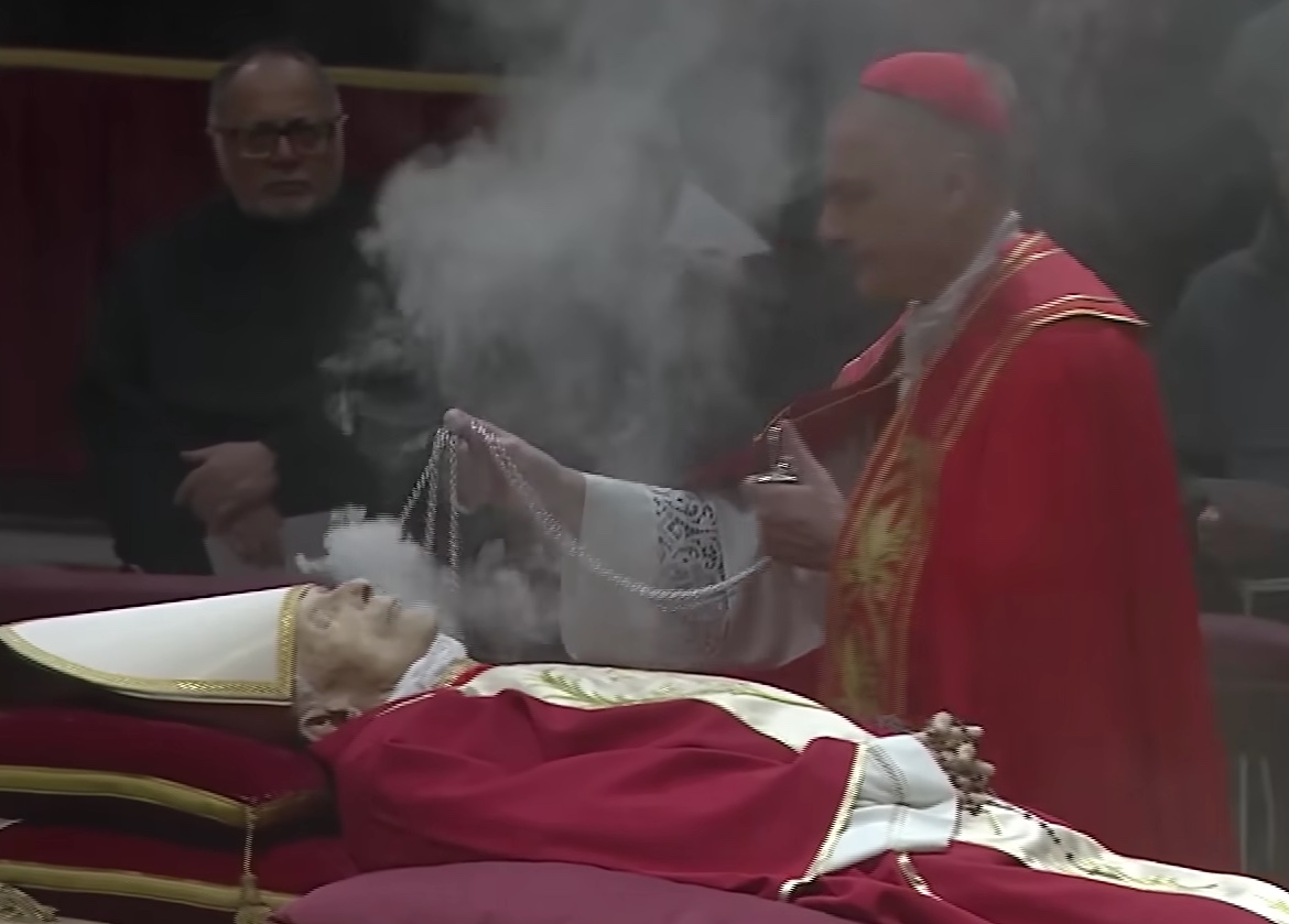 Fiéis prestam homenagem ao Papa emérito na Basílica de São Pedro