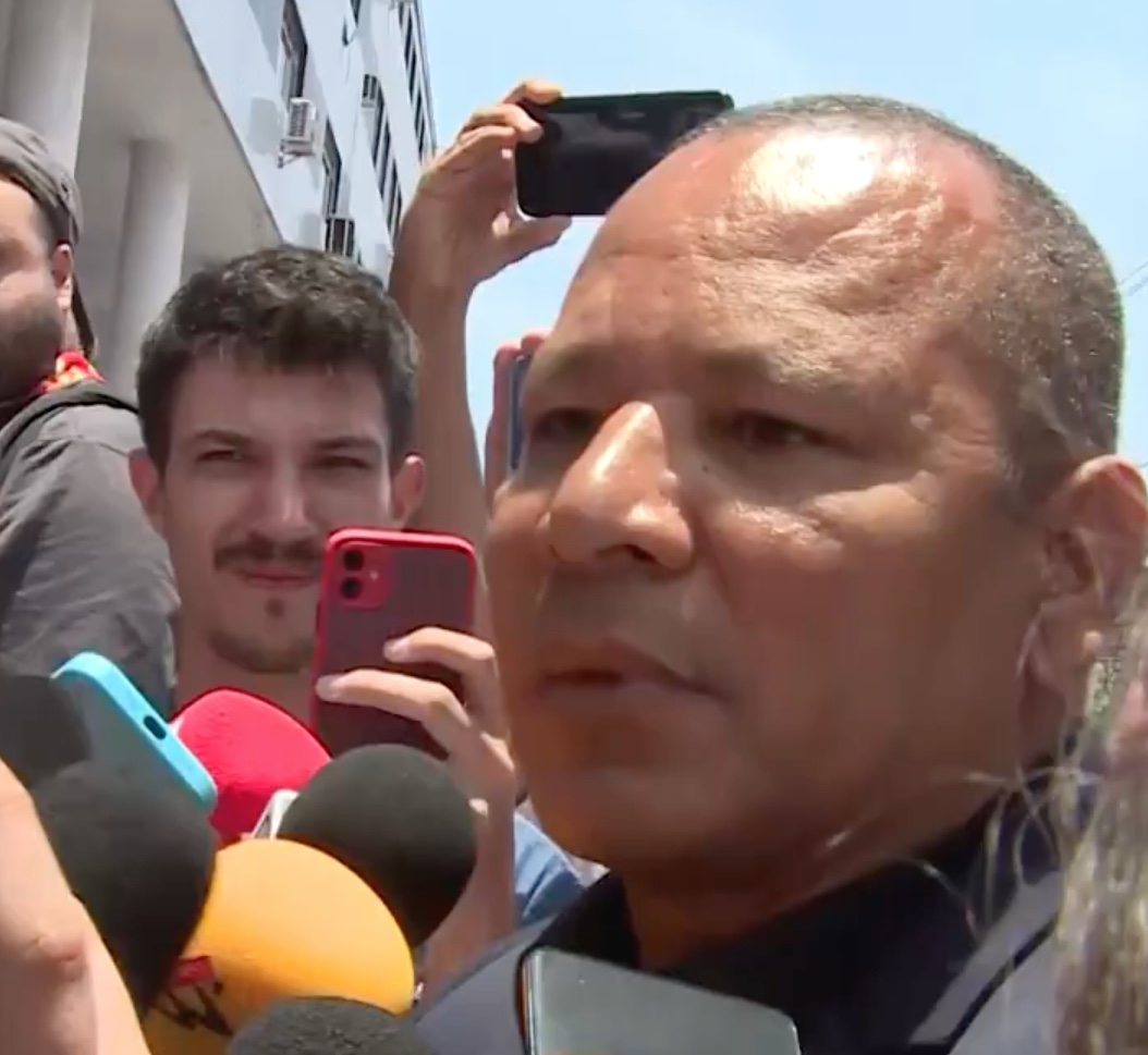 Neymar fica em Paris e é representado pelo pai em velório de Pelé