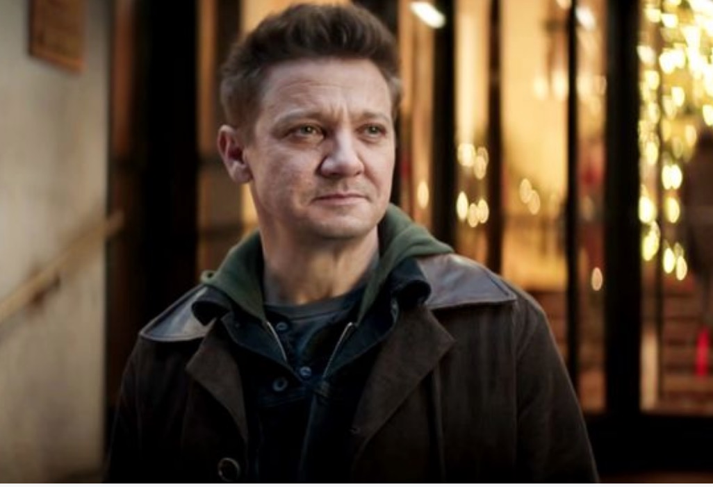 Vídeo mostra Jeremy Renner em máquina de limpar neve antes de acidente