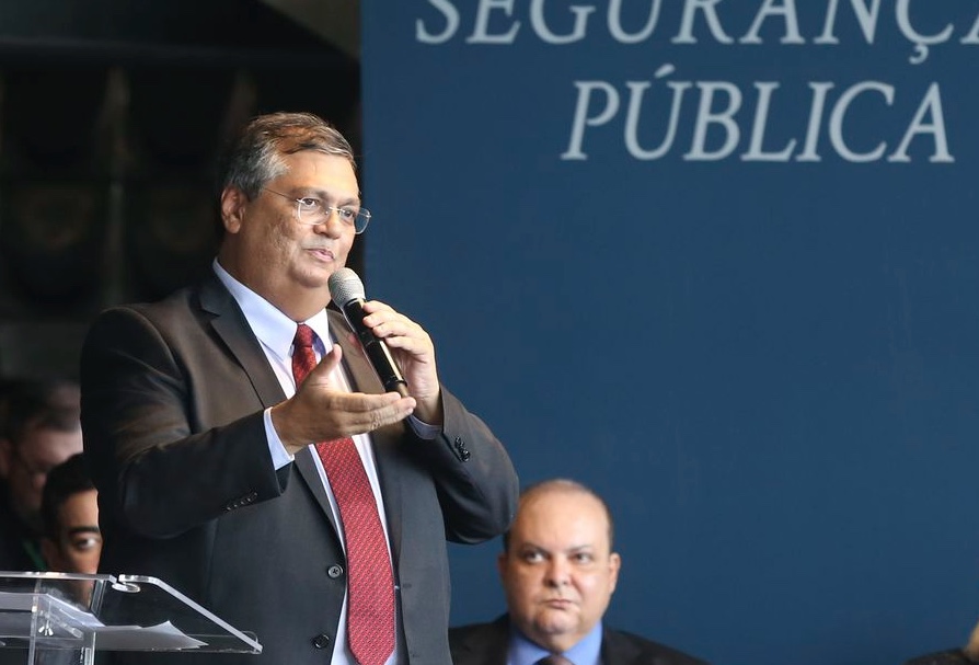 Flávio Dino assume Justiça, dá recados a bolsonaristas e promete investigar morte de Marielle