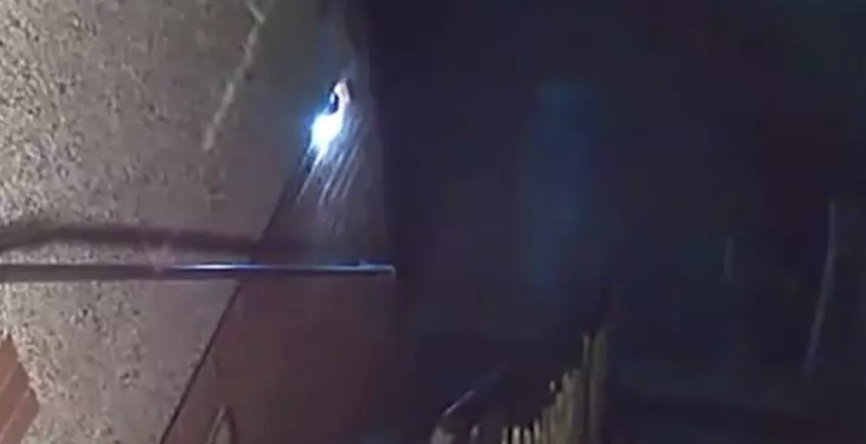 Homem flagra fantasma por câmera de segurança e vídeo viraliza