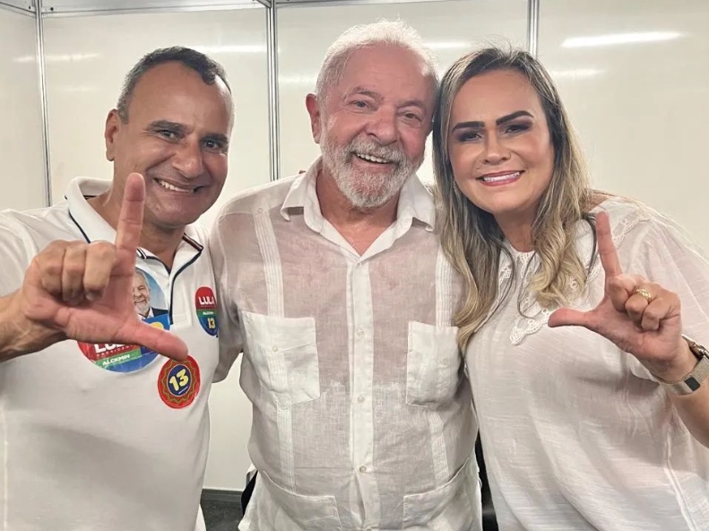 Ministra de Lula mantém vínculo político com família de miliciano