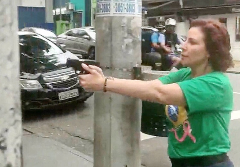 Gilmar Mendes autoriza e PF faz buscas para apreender armas da deputada Carla Zambelli