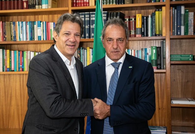 Brasil e Argentina vão trabalhar por moeda comum para o Mercosul, diz embaixador após encontro com Haddad