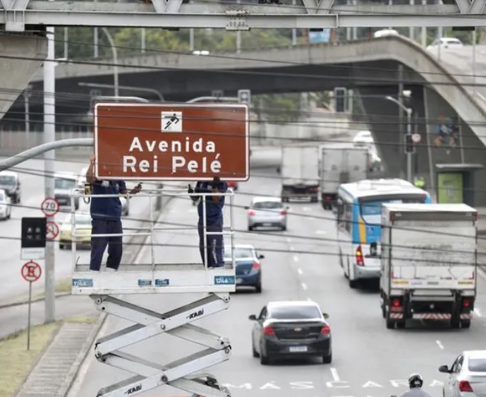 Rio inaugura placa e renomeia rua que circunda o Maracanã com homenagem a Pelé