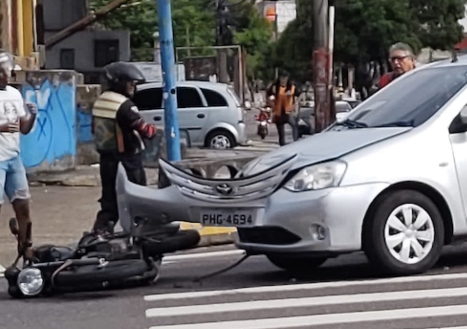 Acidente: Mototaxista e carro colidem em cruzamento de Manaus; vídeo