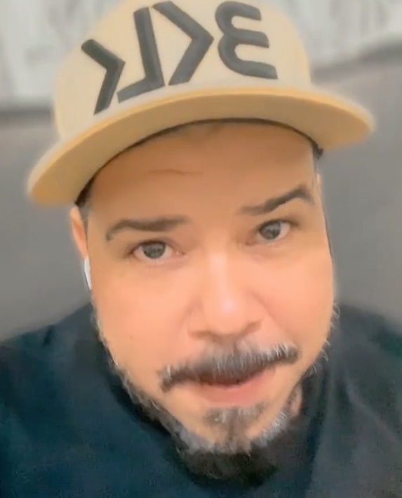 Vocalista do grupo de pagode Bokaloka infarta durante show no RJ 