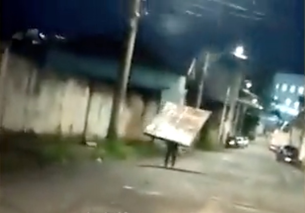 Mulher obriga ladrão a devolver portão furtado: 'vai botar no lugar'; vídeo