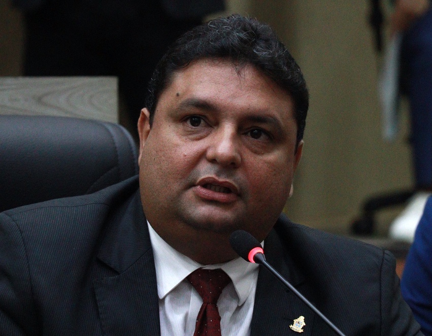 Caio André assume Prefeitura de Manaus com viagens de David e Rotta