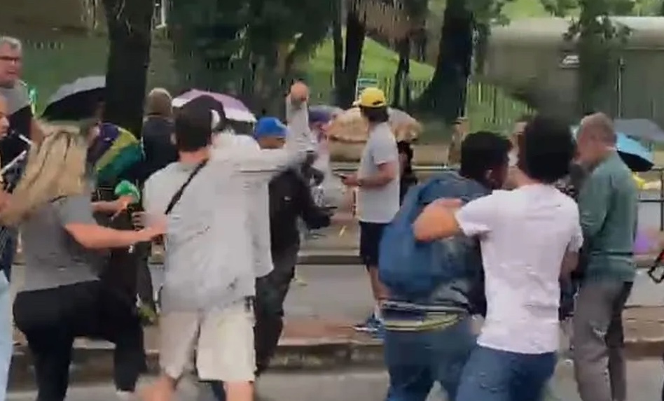 Vídeo: Bolsonaristas agridem jornalistas durante desmonte de acampamento em frente a quartel
