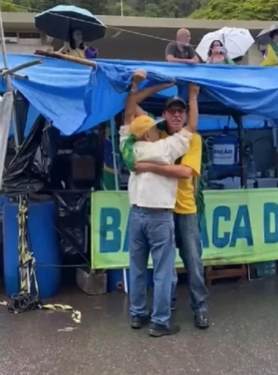 Bolsonarista ameaça agentes após ser retirado de acampamento em quartel