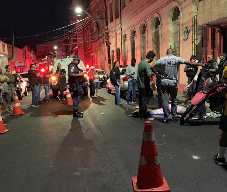 Homem é executado com 18 tiros na frente de mercadinho em Manaus