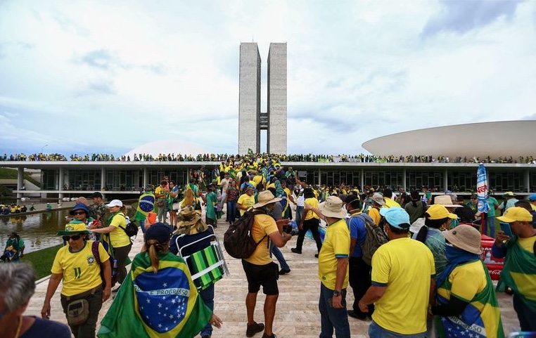 Moraes proíbe entrada de ônibus com bolsonaristas no DF