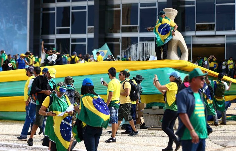 Em grupos, bolsonaristas celebram ataque na Esplanada e culpam esquerda