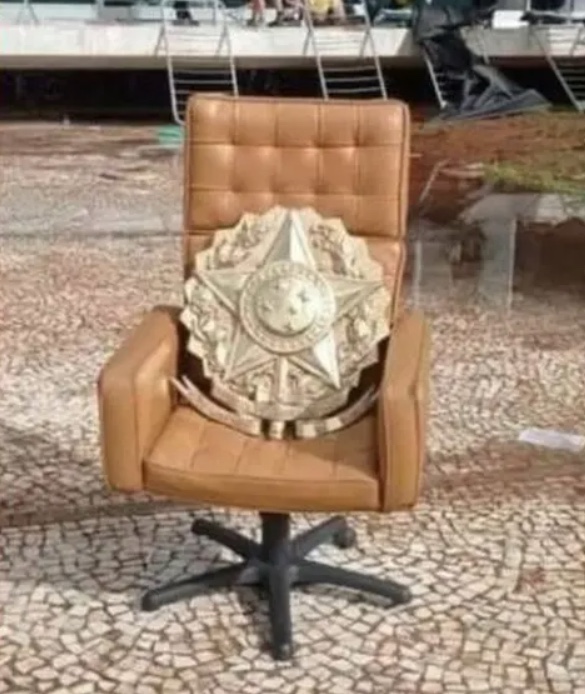 Cadeiras do STF destruídas foram projetadas por sobreviventes do Holocausto