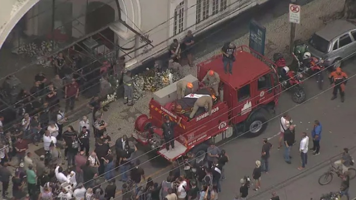 Corpo de Roberto Dinamite segue em cortejo até Caxias para enterro