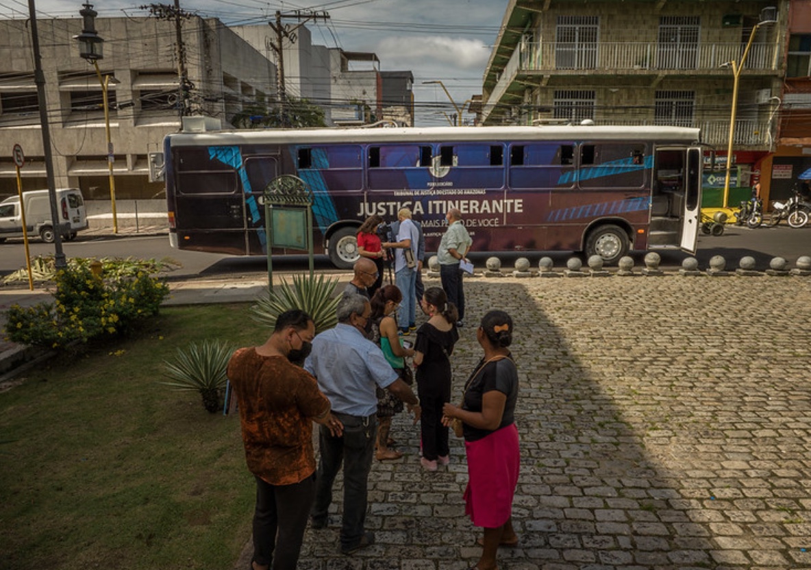 Justiça Itinerante oferta atendimento à população no Centro de Manaus