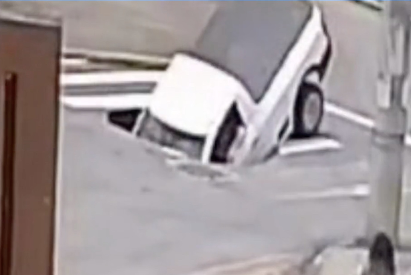 Cratera se abre no meio da rua e motorista é engolido com veículo; vídeo