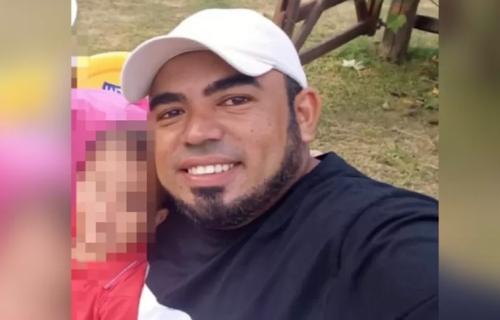 Esfaqueado, homem cai de ambulância, morre e corpo é 'esquecido' em rua