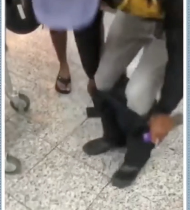 Mototaxista abaixa as calças em mercado para provar que não roubou nada