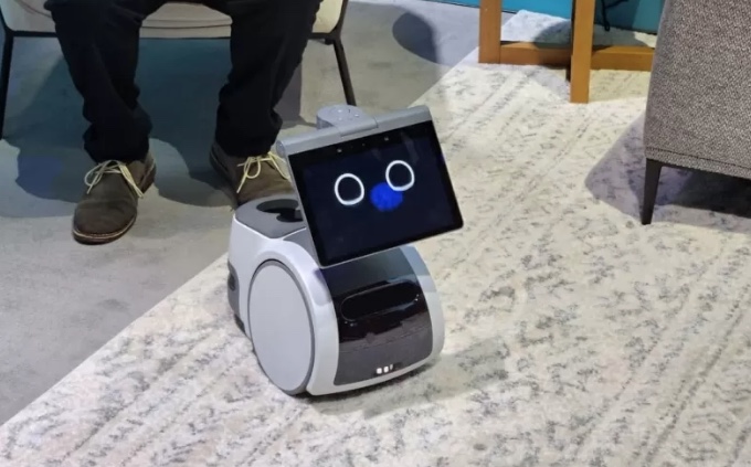 Robô transporta objetos e vigia casa na sua ausência
