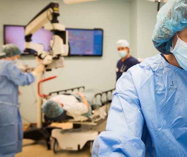 Idoso fica cego ao fazer cirurgia em olho errado