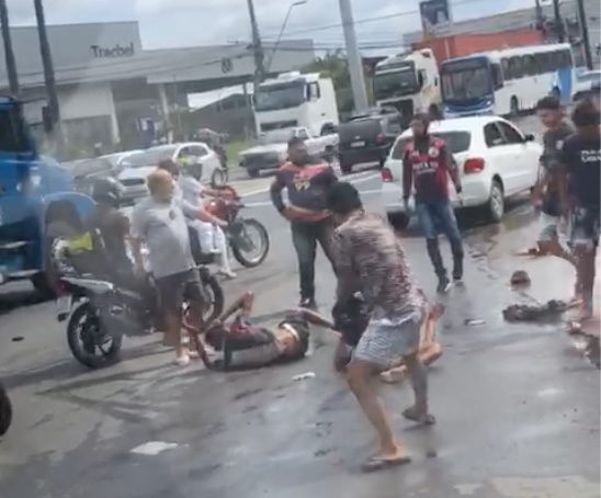 Vídeo: Suspeitos de fazerem arrastões são espancados na Torquato Tapajós em Manaus