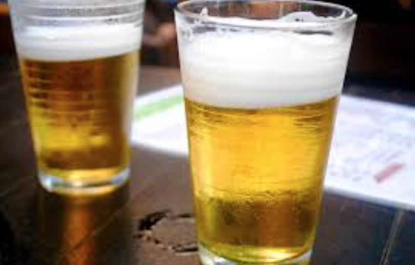 Mãe é presa após deixar três filhos pequenos sozinhos em casa para ir a bar