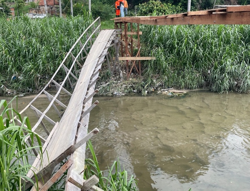 Ponte arrastada durante transbordamento de igarapé é reconstruída em Manaus