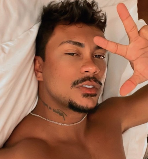 Xamã se descuida e deixa pênis escapar em vídeo 