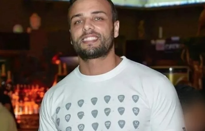 Tatuador morre após ser atropelado por três carros