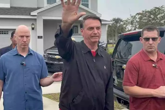 Bolsonaro já estuda ficar nos EUA por mais tempo