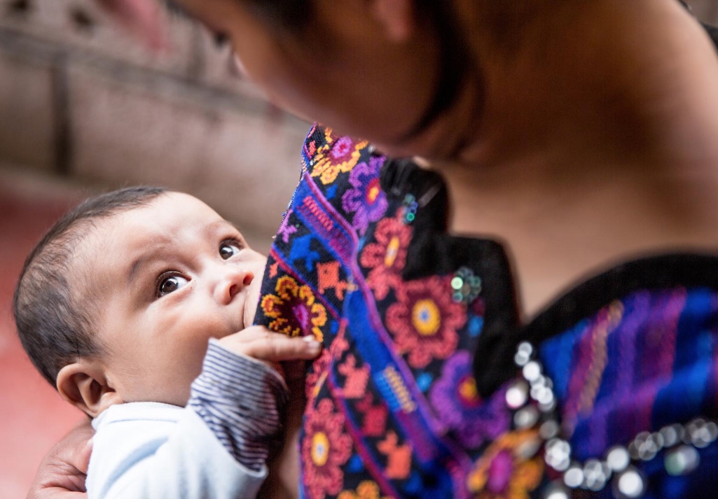 Estudo oferece novas evidências de que leite materno pode proteger bebês contra Covid