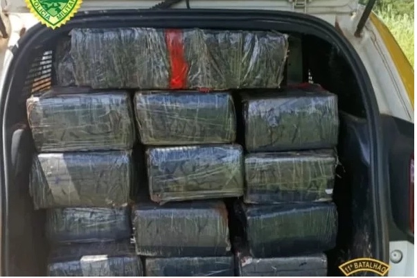 Mulher é presa ao pedir que PM procurasse carro com 710 quilos de maconha