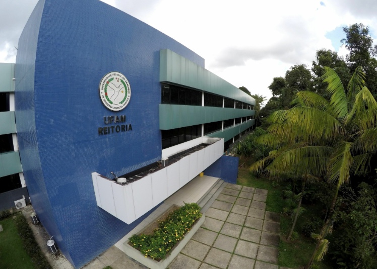 Ufam abre edital de concurso com 46 vagas; remuneração de até R$ 9,6 mil