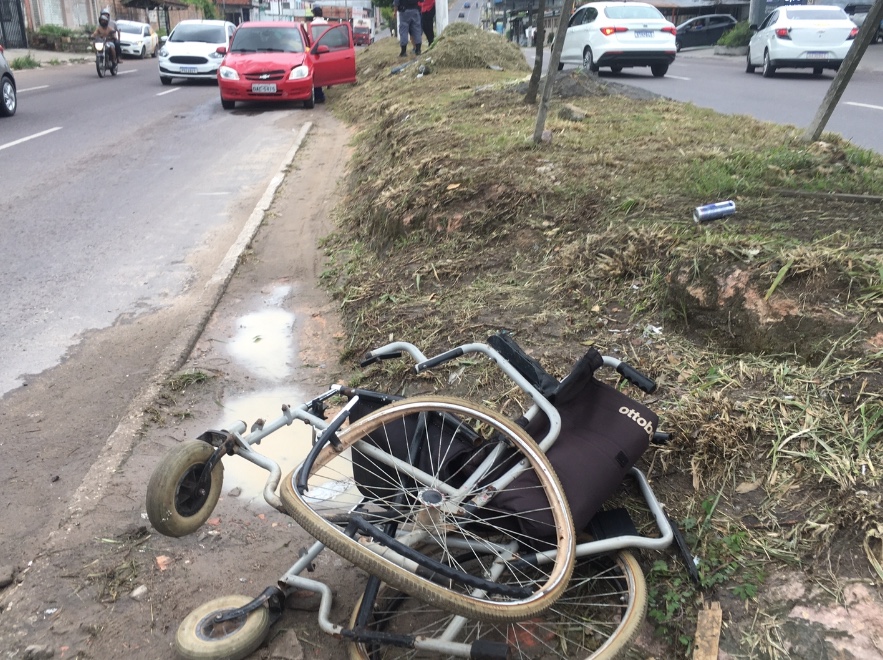 Cadeirante morre atropelado ao tentar atravessar avenida em Manaus