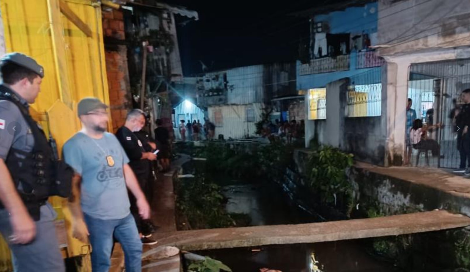 Homem é perseguido e morto a tiros em beco de Manaus