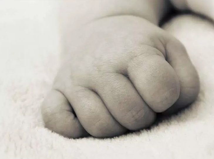 Bebê de 10 meses cai de caminhão em movimento e morre atropelado