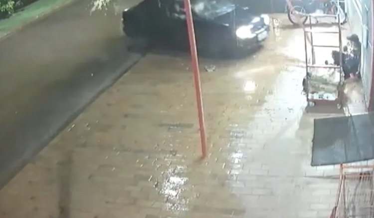 Mulher atropela duas vezes suspeito de agredir a mãe; imagens fortes